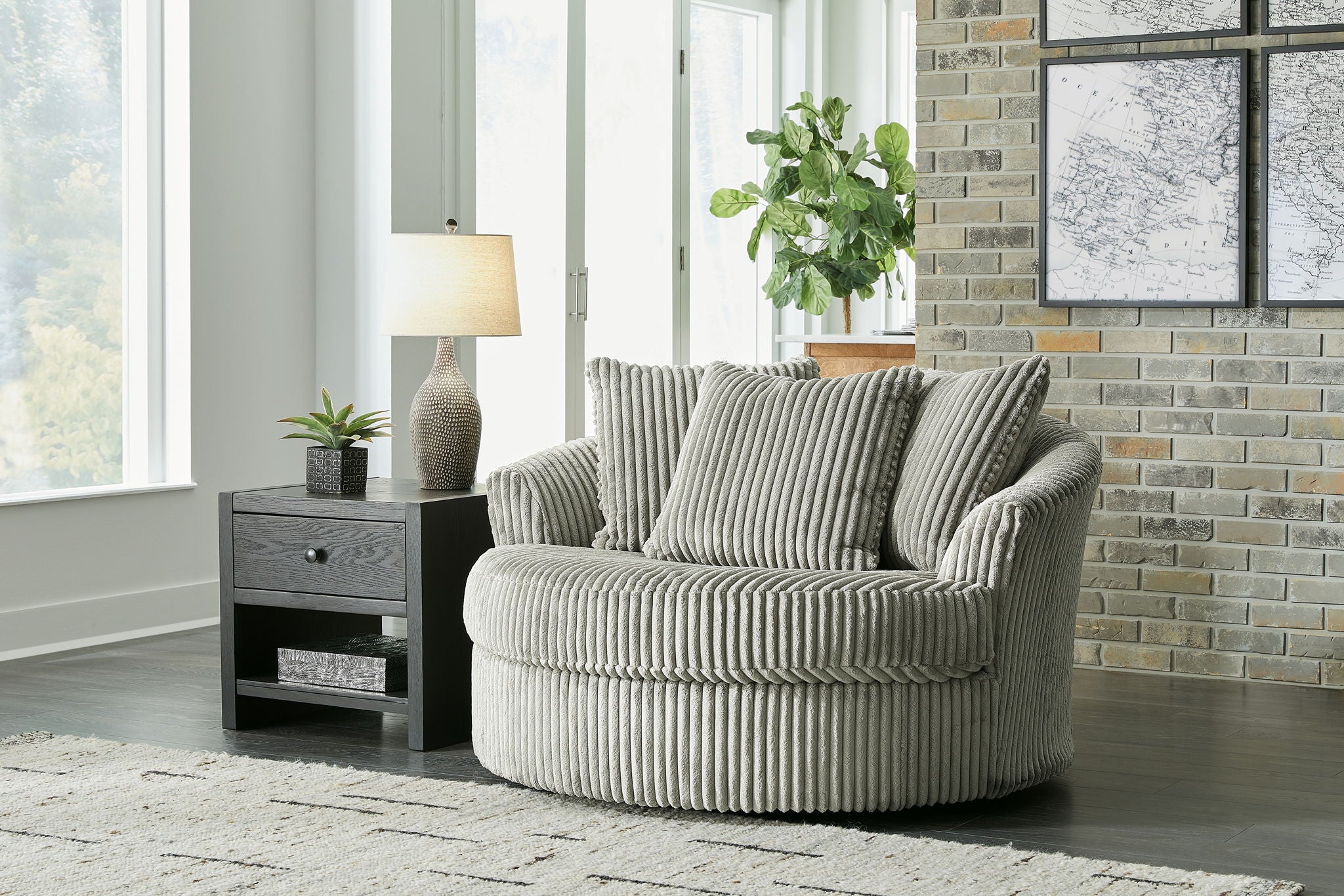 Lindyn - Oversized Swivel Accent Chair - Urban Living Furniture (Los Angeles, CA)
